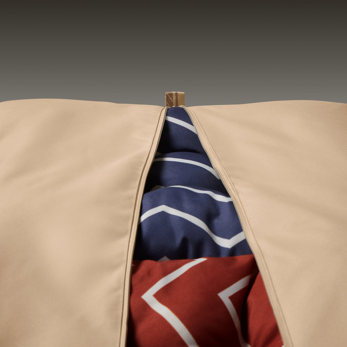 Patio_Easygoing Covers_CushionBag_Detail_Reveal_Above.jpg